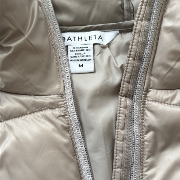Athleta Aire Puffer Vest sz Medium - Picture 3 of 8